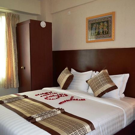 Hotel Broadway Yangon Luaran gambar