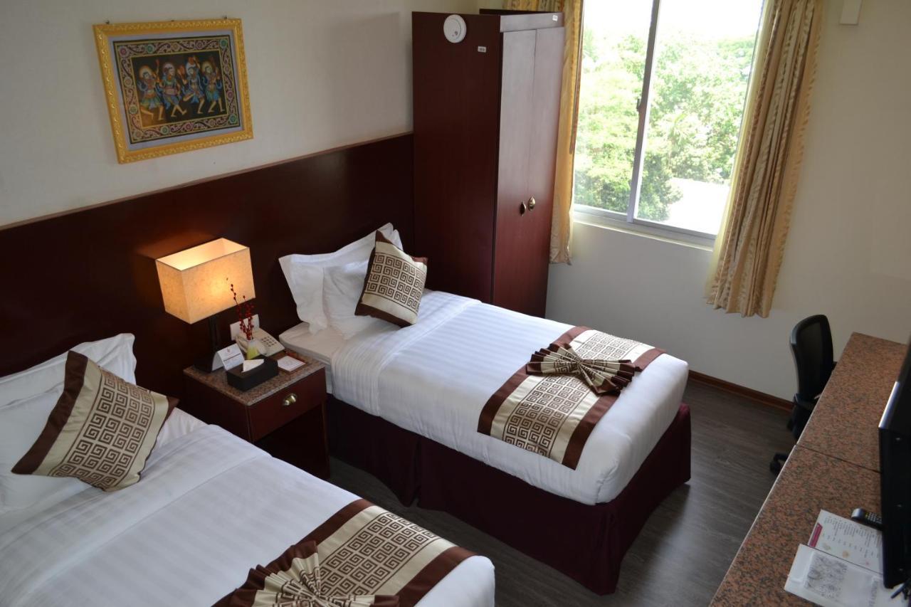 Hotel Broadway Yangon Luaran gambar