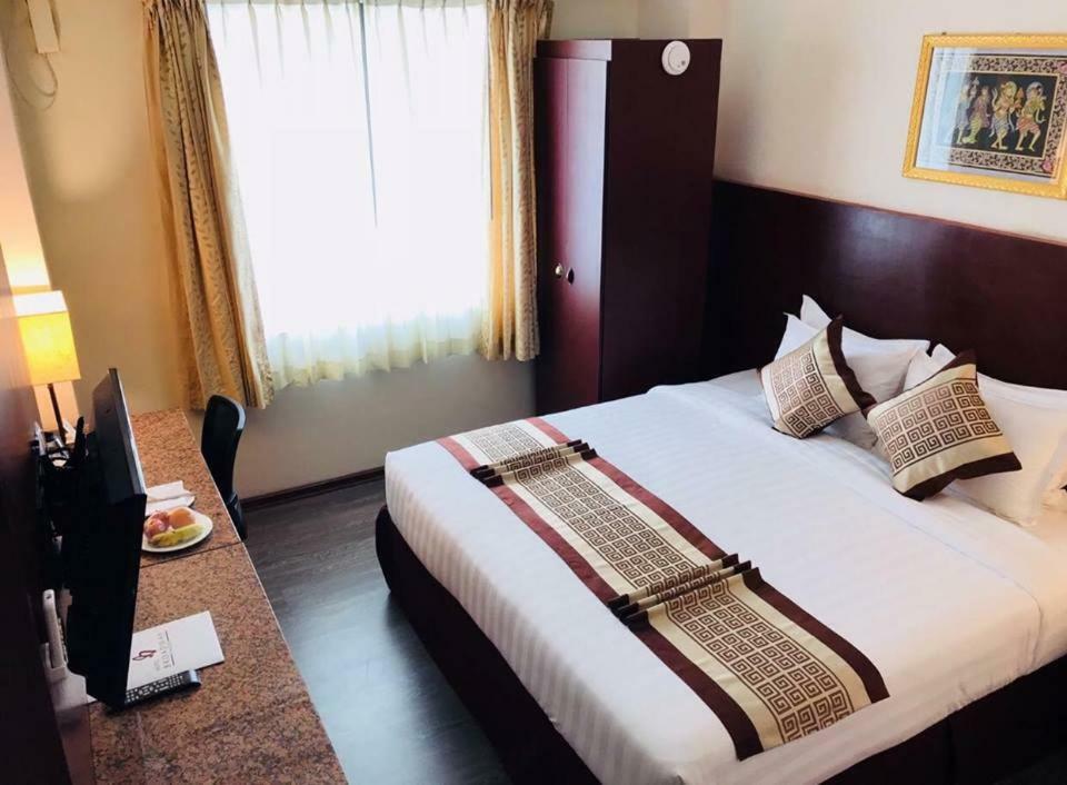 Hotel Broadway Yangon Luaran gambar